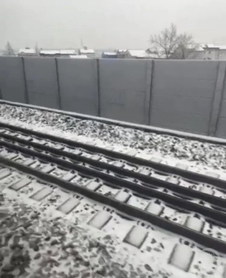 多趟高铁动车因雨雪停电：乘客称被冻整晚 有人花两千元改签机票