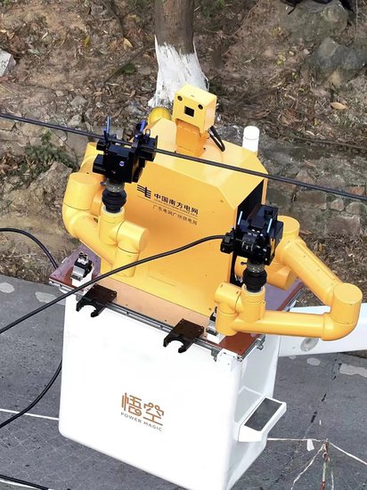 全国首台混合现实技术遥操作带电作业机器人在广州完成首次现场...