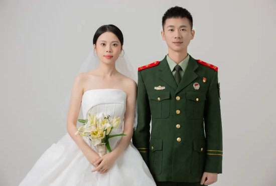 这12对军人的结婚照，你觉得<em>哪个更好</em>看？