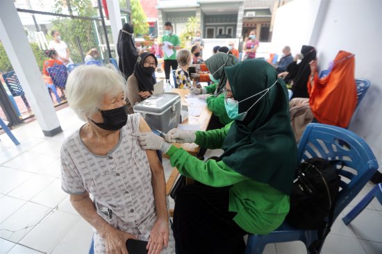 印尼老年群体接种<em>新冠疫苗</em>加强针