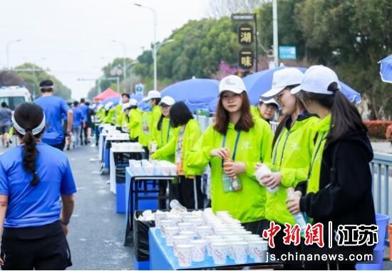 大学生志愿者开展暖心服务 护航阳澄湖半程马拉松
