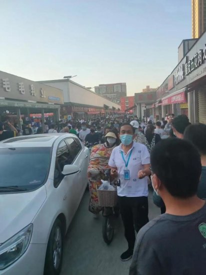 <em>郑州</em>73号防疫通告的发布让几百万市民涌向了超市和<em>菜市场</em>