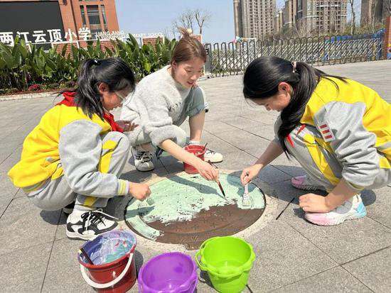 西南大学美术学院大手牵小手涂鸦活动在北碚区两江云顶小学举行