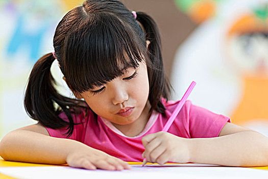 <em>儿童写字</em>的最佳年龄是在5岁以后，过早练习<em>写字</em>不符合发展规律！
