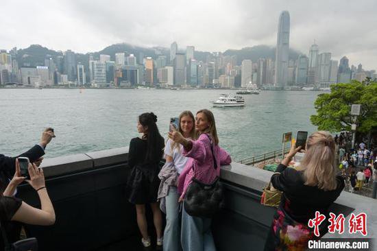 香港“五一”假期游客多 假日经济持续升温
