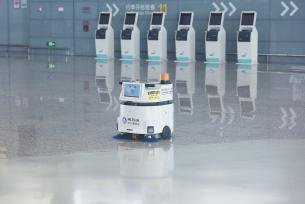 <em>微型</em>智能扫地机器人亮相杭州机场