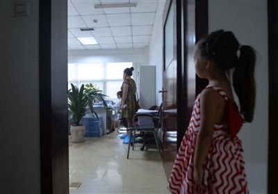 8岁女孩患地中海贫血 养父母欲卖房寻脐带血救<em>女</em>