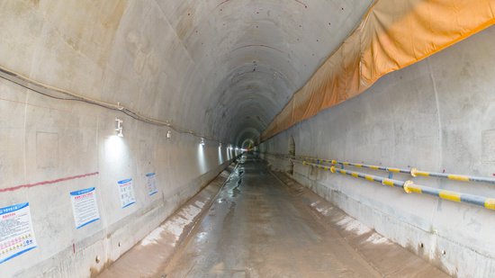 衢丽铁路首座千米级邻近营业线施工隧道贯通