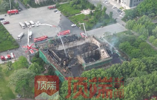 河南大学大礼堂着火：房顶已基本坍塌 建筑呈焦黑状