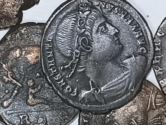意大利撒丁岛附近海中发现数万枚<em>古钱币</em>