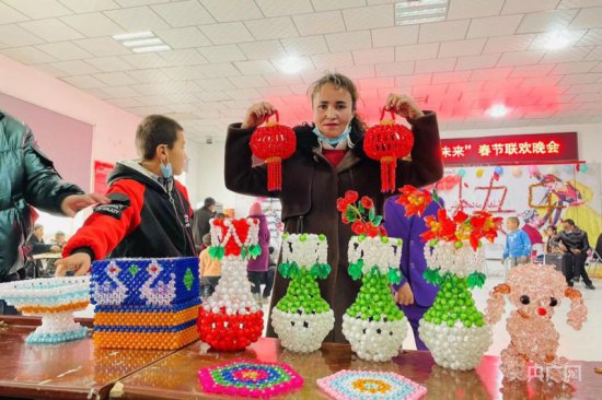 新疆且末：手工串珠制品为乡村增添年味