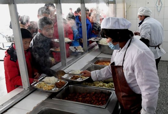 承包5000人的学校食堂，每年承包费500万，能赚钱吗？