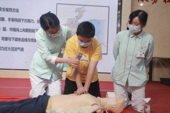 <em>暑期</em>“心”体验 父母带娃组团学习CPR急救