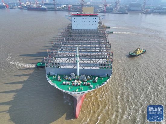 <em>江苏</em>南通：可装载24188个集装箱的超大型集装箱船出海试航
