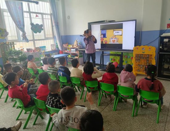 岳普湖县东城幼儿园开展爱耳日教育活动