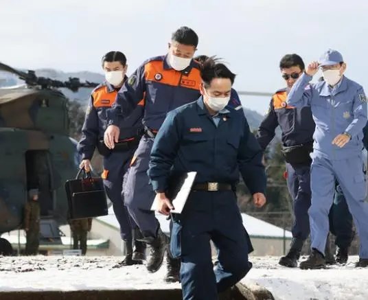 岸田文雄视察日本地震灾区 跪地与民众交流