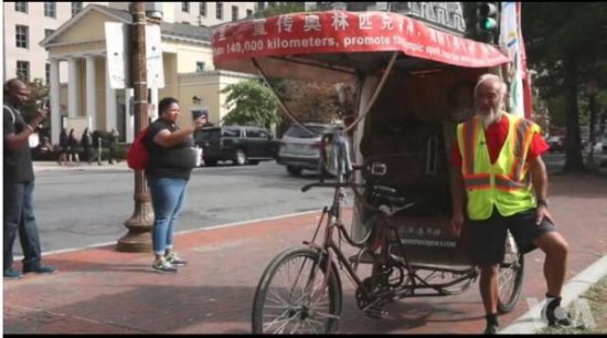 美媒:中国农民骑三轮车周游世界14年 喝二锅头养生