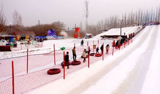 滑雪场开门开业 游客尽享冰雪运动欢乐时光