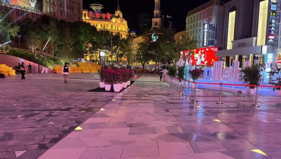南京路步行街世纪广场景观照明上新 科技感十足