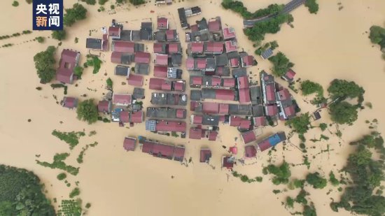 连续强降雨致村庄被淹人员被困 江西新干县紧急开展救援