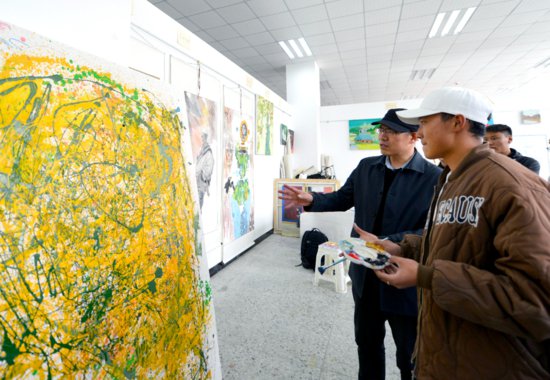 国画教师刘洋：绘西藏山川 展胸中画卷