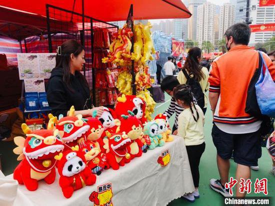 （新春见闻）香港年宵市场开幕 市民其乐融融迎新年