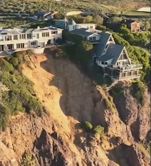 美国加州<em>暴风雨</em>引发山体滑坡 悬崖顶部豪宅岌岌可危