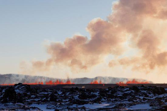 冰岛火山再喷发 岩浆高达80米