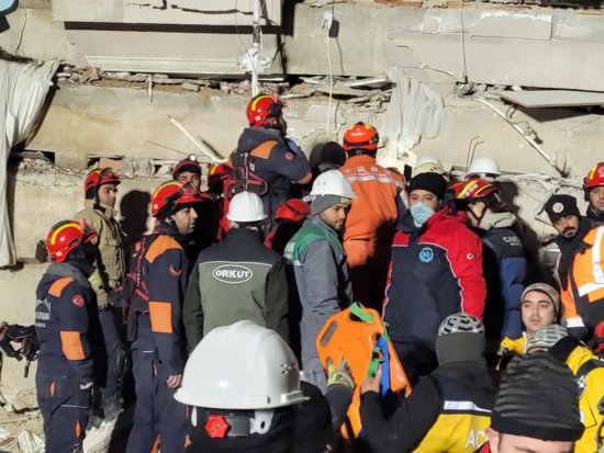 中国救援队抵哈塔伊灾区投入救援 与<em>土方</em>共同营救出一名幸存者