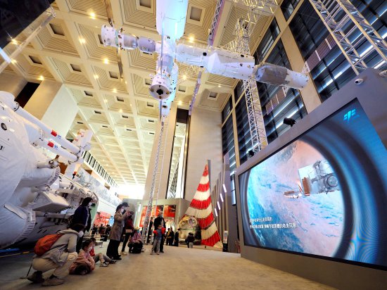北京：“<em>中国</em>载人航天工程<em>三十年成就</em>展”吸引观众