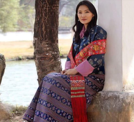 29岁不丹王后佩玛，戴黄金发箍当王冠出访日本，靠美貌碾压众人