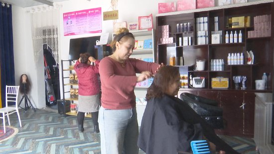 尼勒克县：“<em>靓</em>发屋”项目扶持 助力妇女创业就业