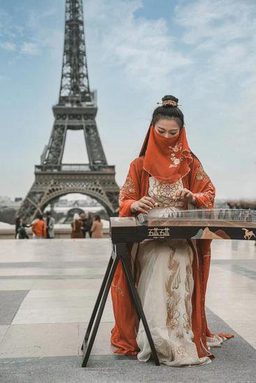 法国街头，“古筝女孩”展现中国<em>传统文化</em>之美