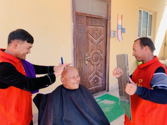 新疆洛浦：暖！驻村 干部化身“托尼老师” 免费为老人理发