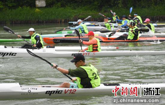 杭州西溪湿地举行皮划艇桨板赛 选手角逐“绿意空间”里
