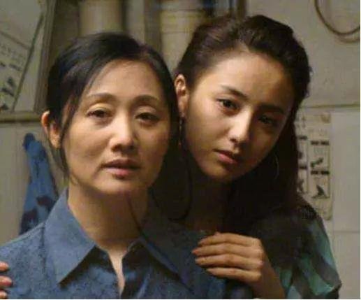 十年前杨幂佟丽娅给她当配角，如今整成蛇精脸，拍剧无人问津…