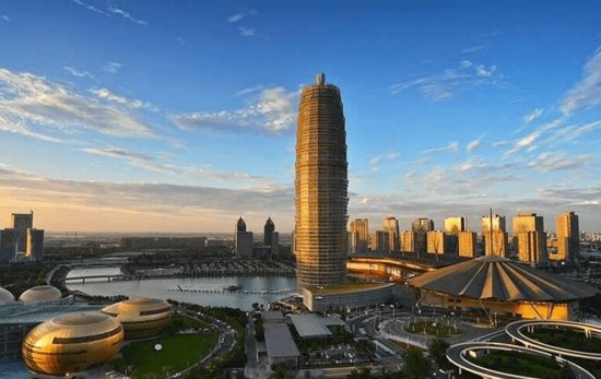 郑州一相当有名建筑，造型奇葩像玉米，少有人知道原名，地位...