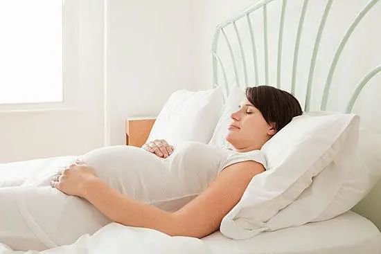 孕期平躺睡<em>容易</em>导致<em>胎儿缺氧</em>、发育缓慢