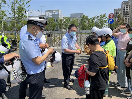 中国人寿财险苏州公司开展“一盔一带”安全主题活动