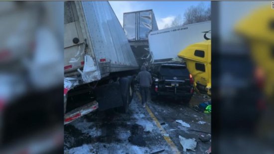<em>美国</em>高速路突降暴风雪 30辆车连环相撞已致2死44伤