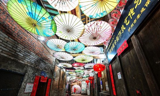 四川泸州：纸伞制作忙 “非遗”靓市场