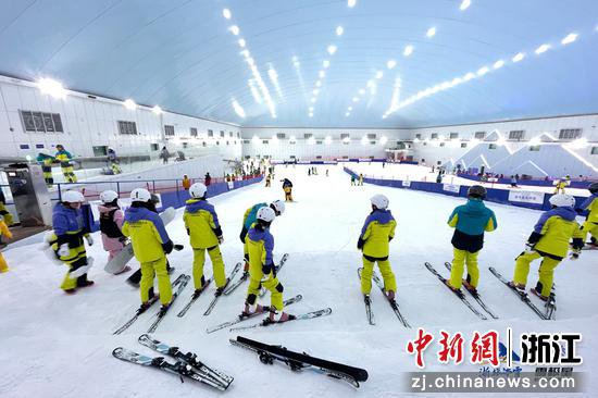 <em>杭州</em>雪极星<em>室内</em>滑雪场开业 邀客感受冰雪运动新体验