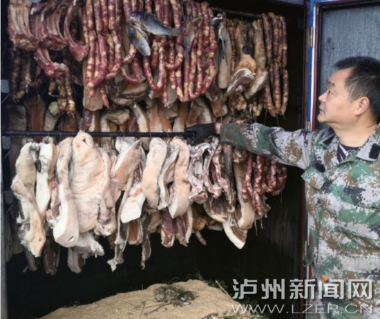泸州重湾腊肉熏制点开炉18天 熏了3万多斤肉