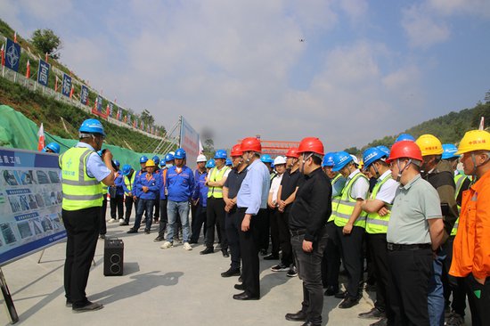 栾卢豫陕高速公路安全防护标准化观摩会举行