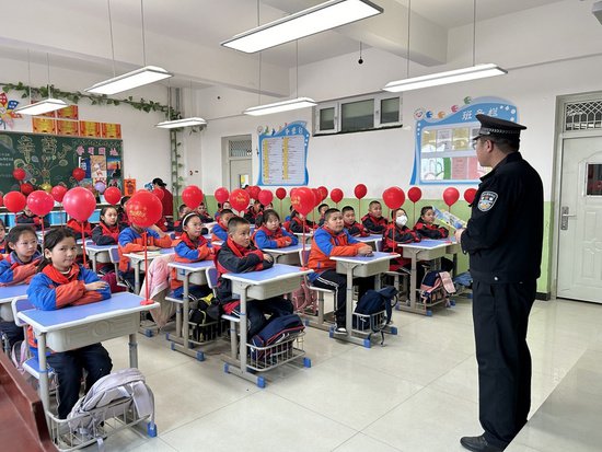 新疆和硕县公安局：上好“开学第一课”点亮平安开学季