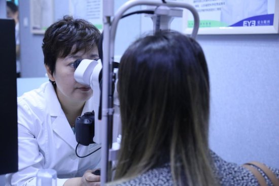爱尔眼科专家提醒：长期佩戴隐形眼镜容易引发多种眼部<em>疾病</em>