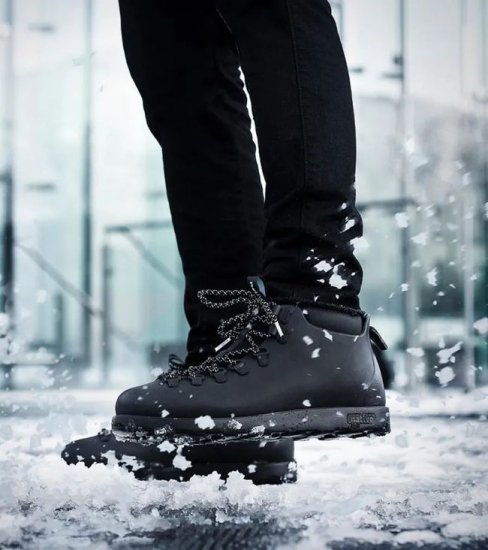 超轻便的马丁靴，能保暖，还防水，穿上后硬朗气质立显！