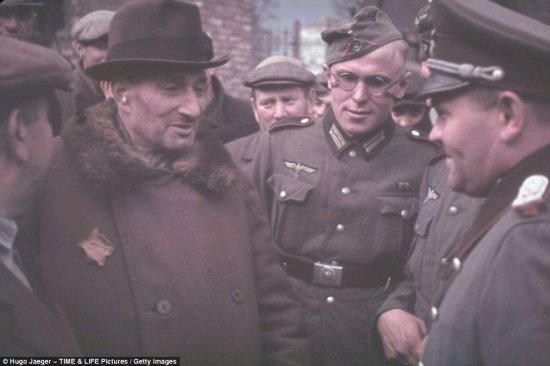 女孩面对大屠杀的微笑：希特勒<em>私人摄影</em>师，捕捉到犹太人的困境