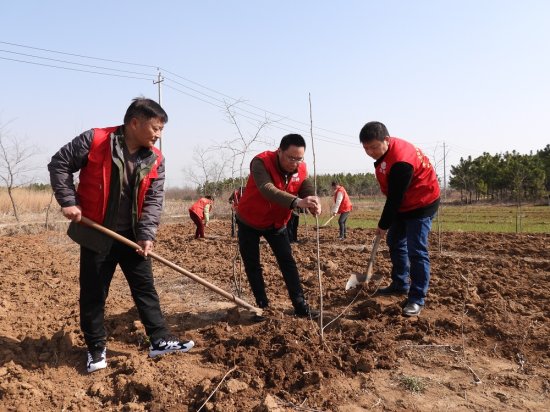 图为滁州定远县局党员志愿者向红星村农户宣讲中央“三农”政策