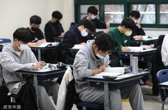韩国51万人今日高考：三成是复读生 确诊学生在特设<em>考场应考</em>